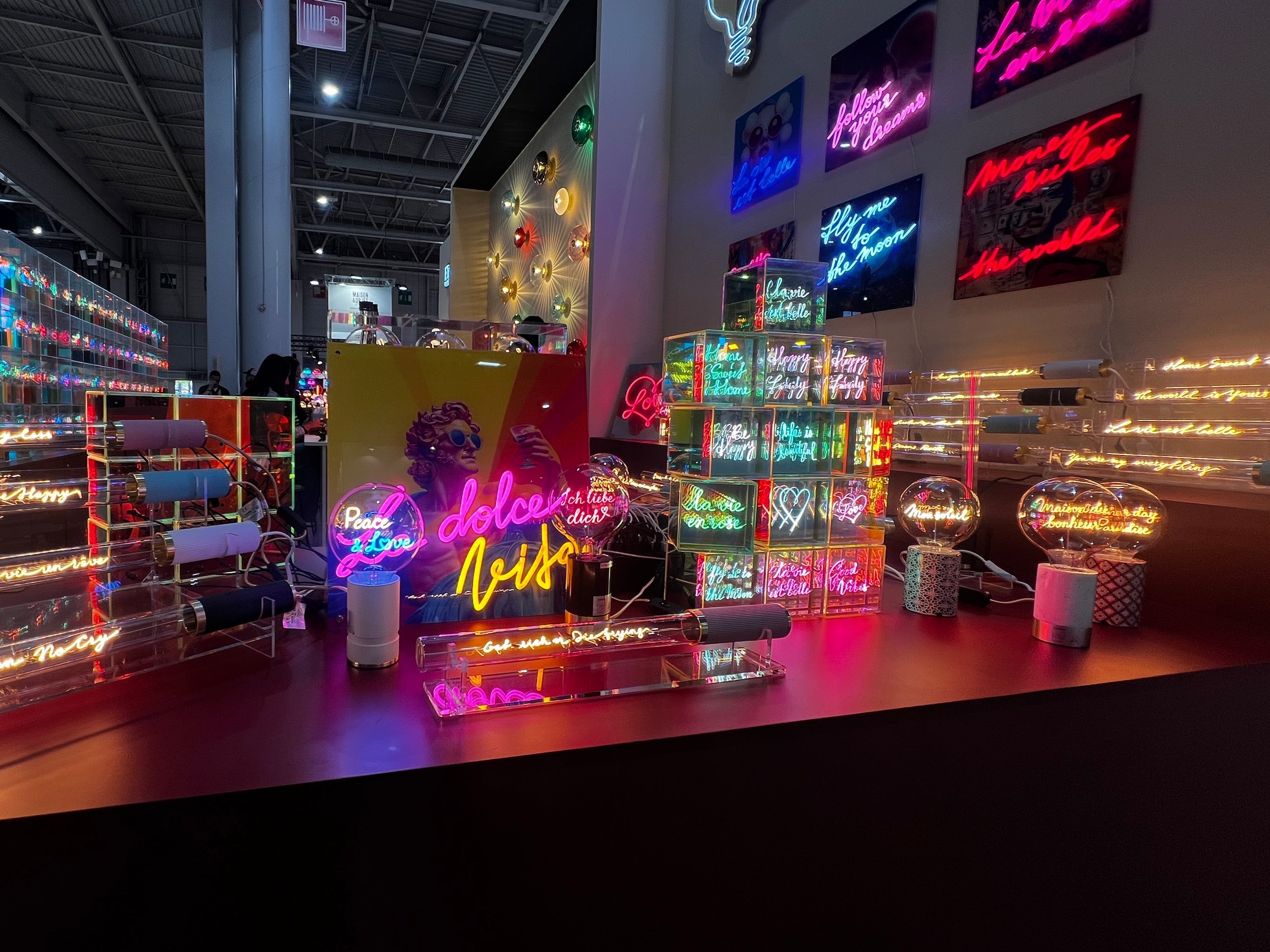 Le message lumineux au cœur de la lumière – Bien plus qu’une ampoule avec Elements Lighting