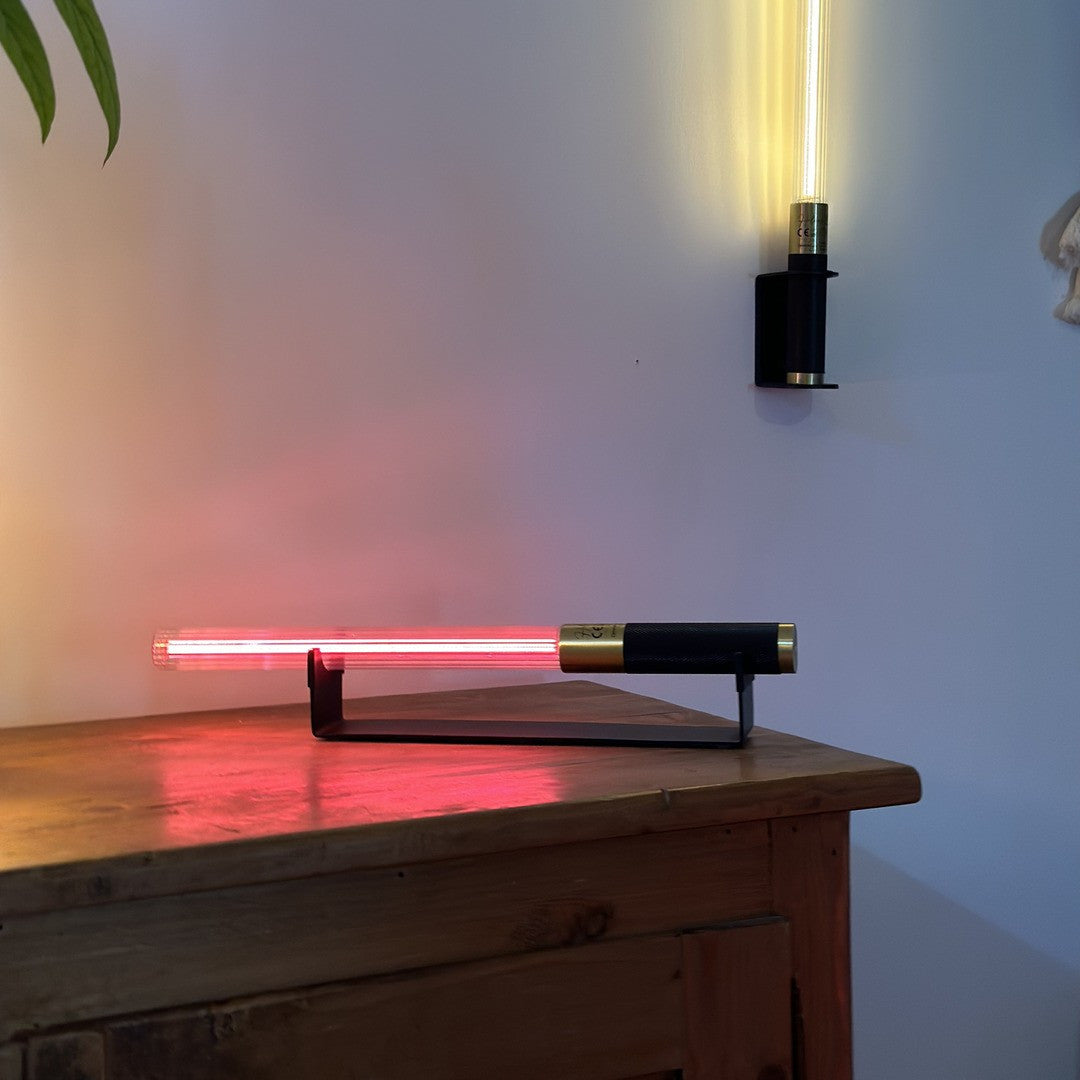 Helios Noir / Doré avec lampe led rose - Elements Lighting