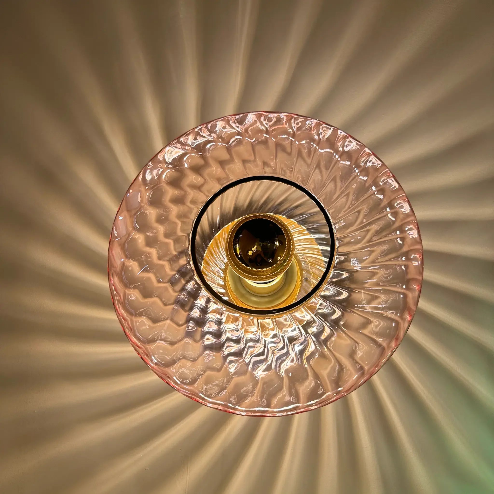 Applique Petit Roxanne Rose Spinelle – Luminaire en verre soufflé au style Art Déco élégant