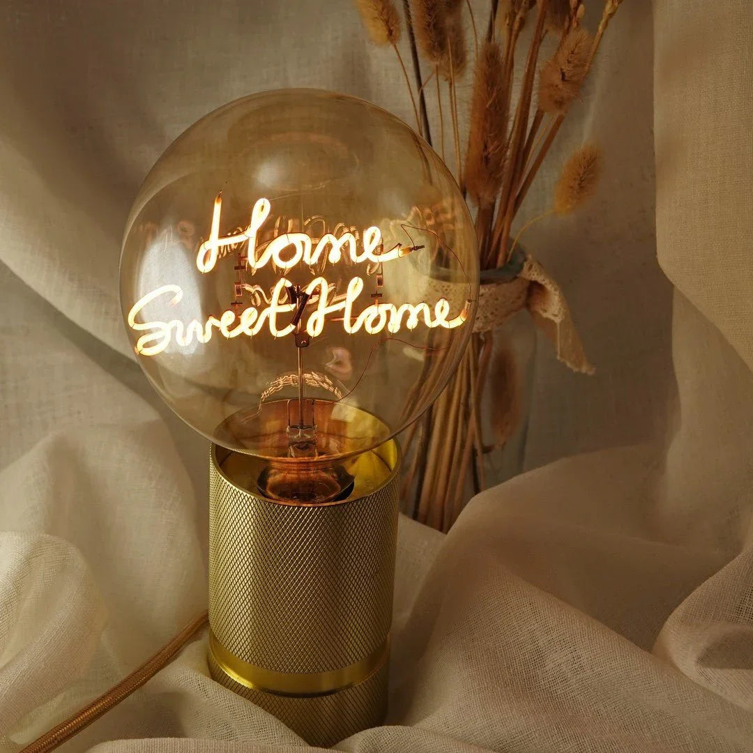 Ampoule LED message Home Sweet Home sur socle doré, décor cosy avec fleurs séchées
