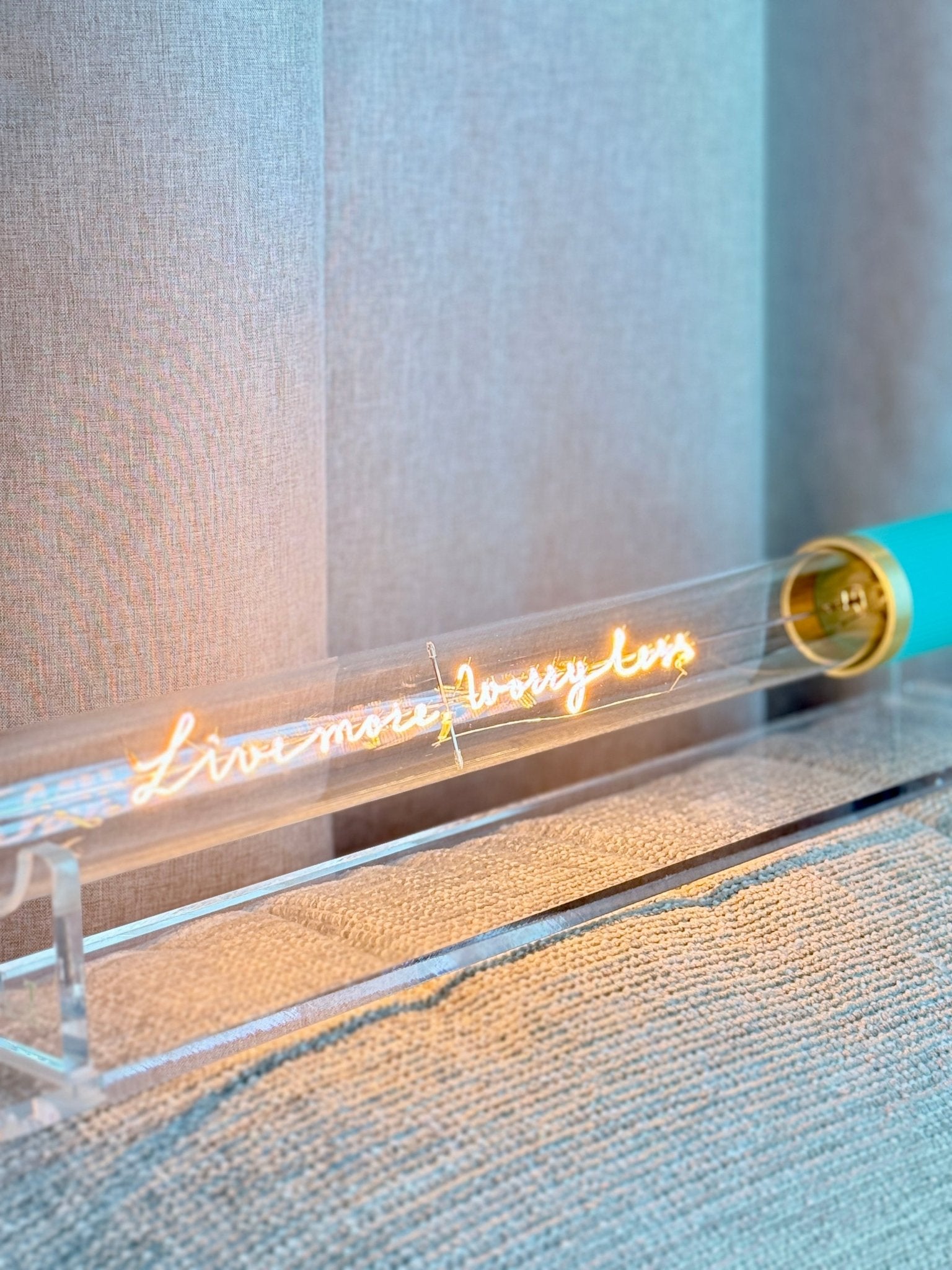 Tube lumineux - Live More Worry Less - Elements Lighting