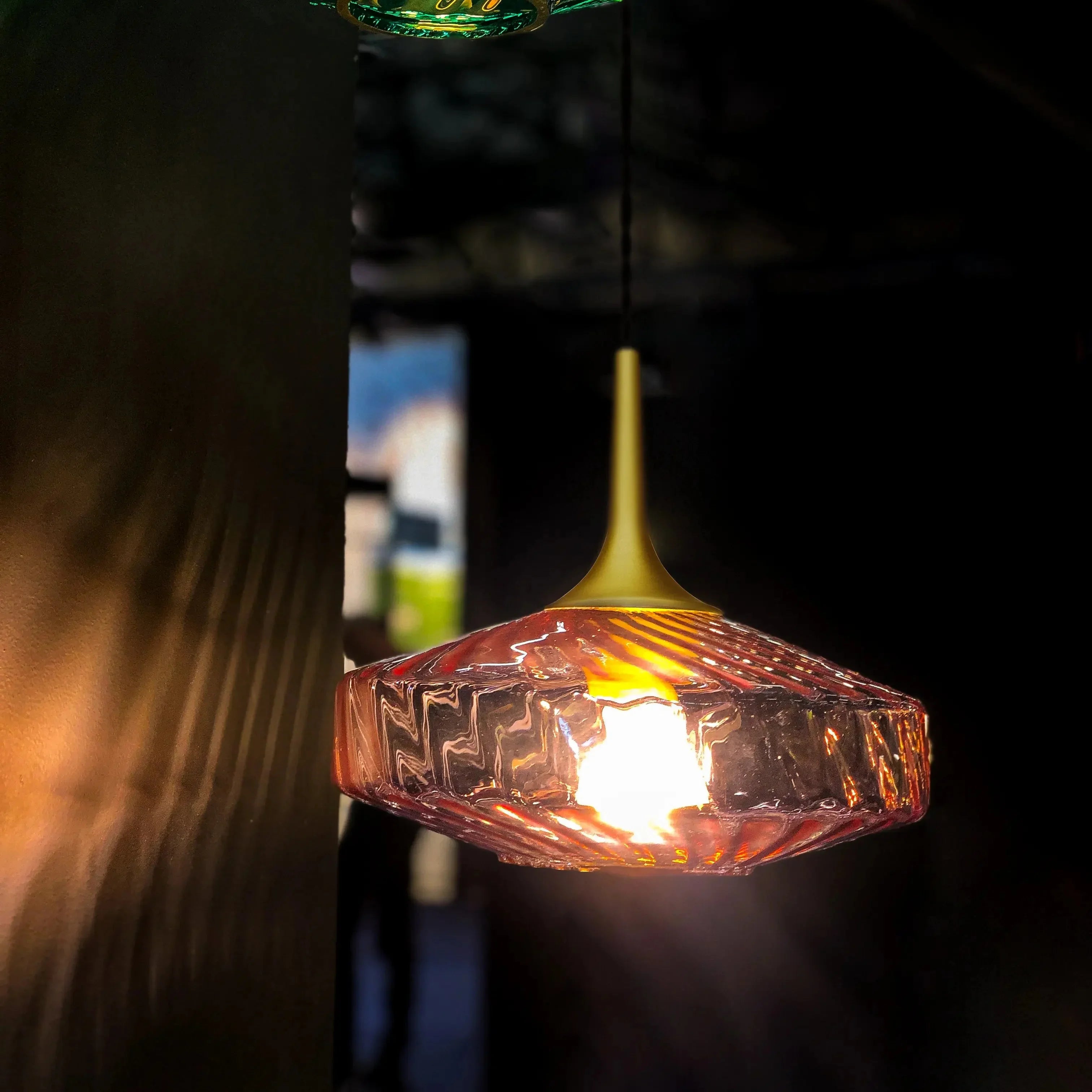 Suspension Roxanne Ø28 cm Rose Spinelle – Suspension décorative en verre soufflé rose élégant