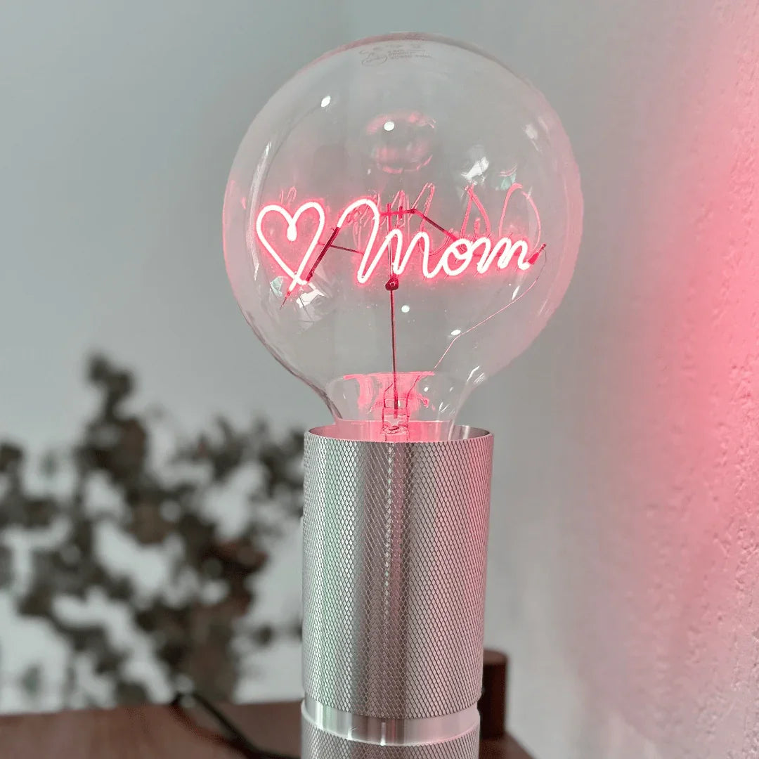 Ampoule LED design avec message lumineux cœur et Mom sur base métallique, luminaire déco