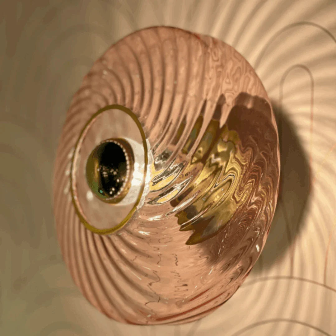 Applique Roxanne Rose Spinelle – Verre soufflé et design Art Déco au rendu lumineux arrondi