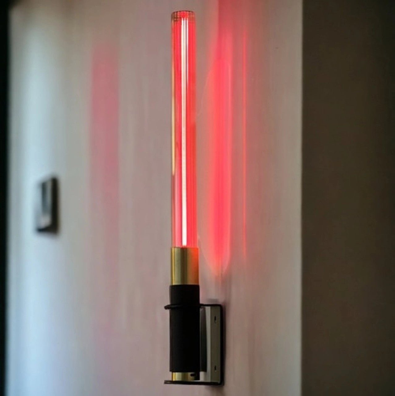 Helios Noir / Doré avec lampe led rose - Elements Lighting