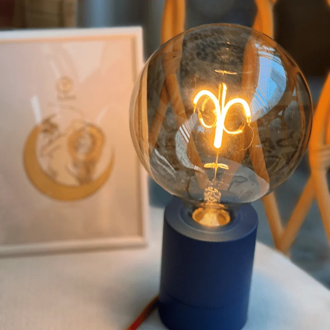 Ampoule LED message lumineuse design sur socle bleu, éclairage décoratif artisanal