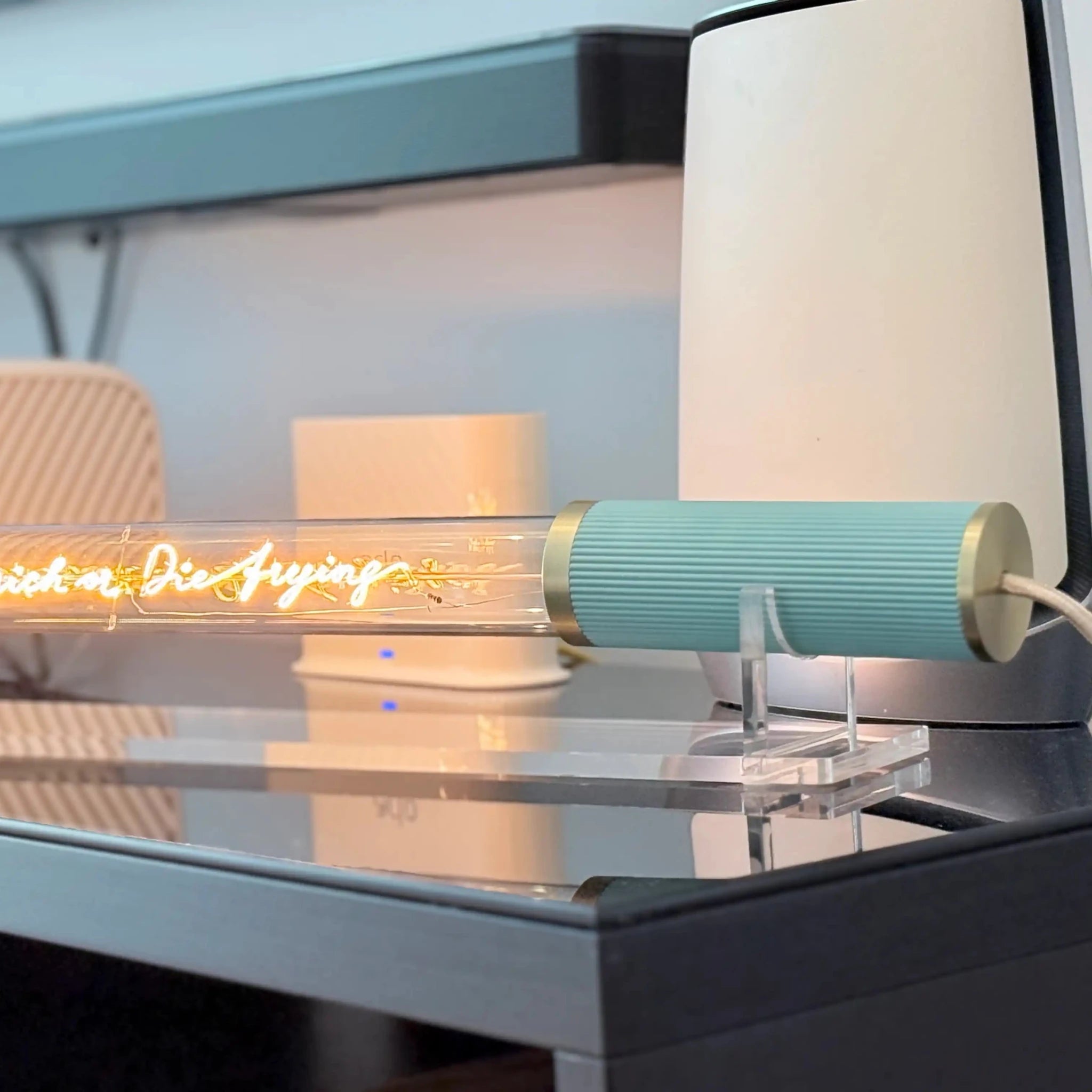 Lampe de table MITT - acrylique transparent et turquoise - Elements Lighting