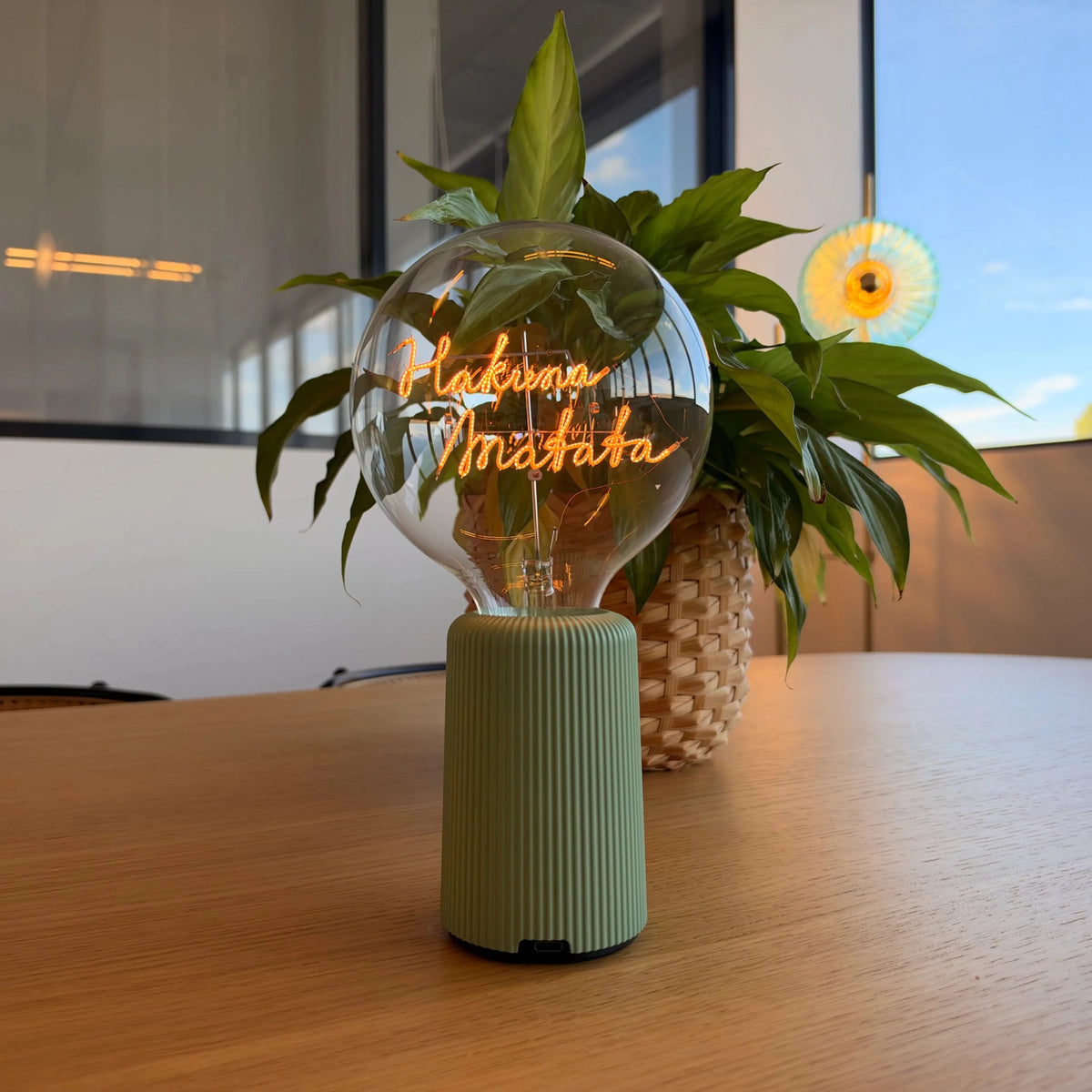 Ampoule décorative LED sans Fil "Hakuna Matata" - Message In The Bulb - Elements Lighting