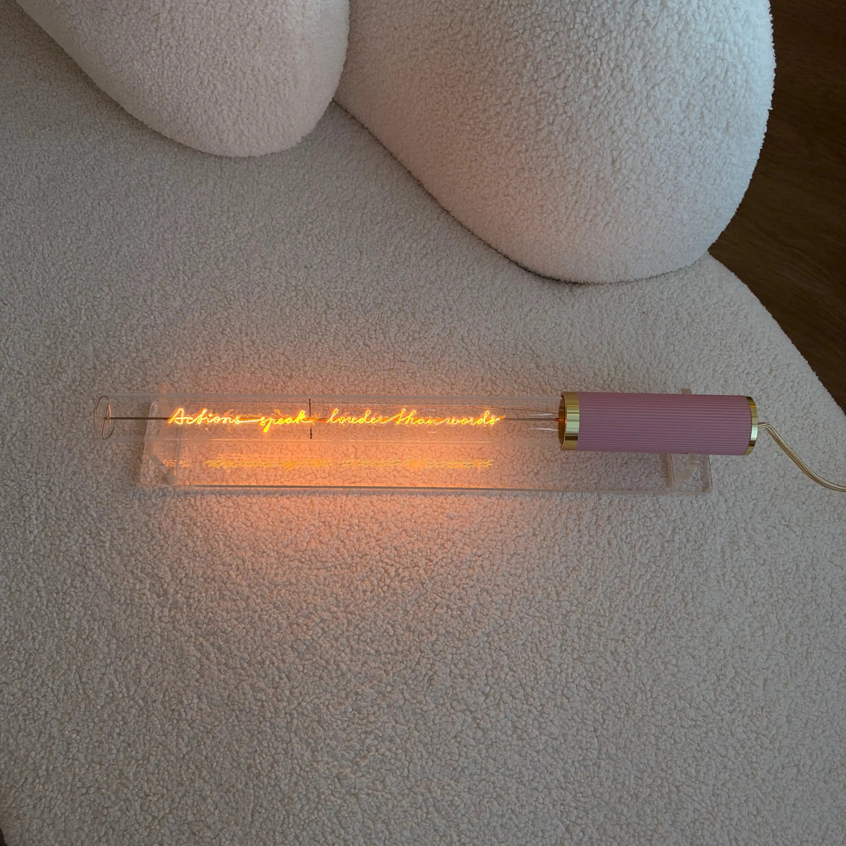Ampoule décorative LED “Actions speak louder than words" – Message In The Tube - Elements Lighting