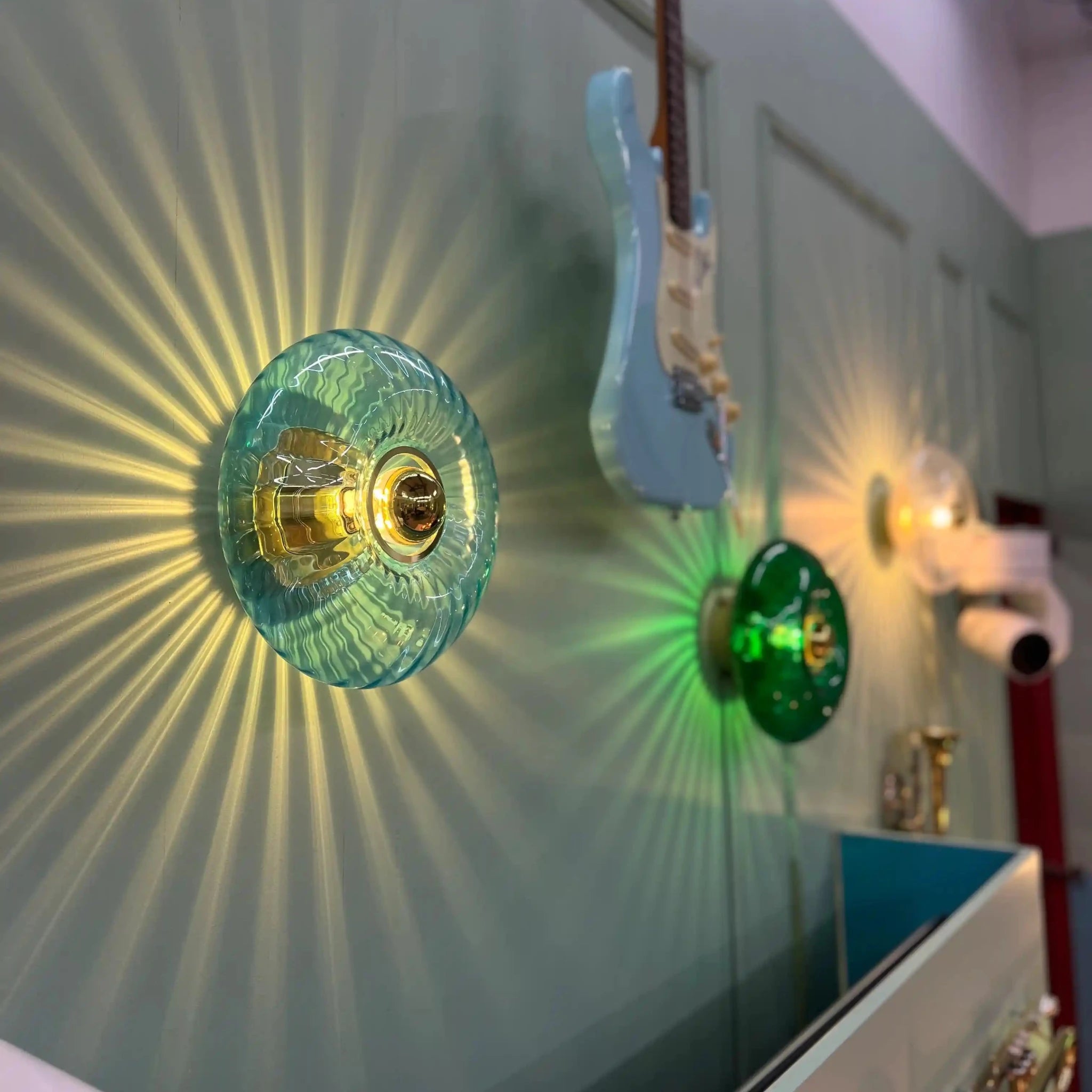 Applique Grace Aigue - Marine – Luminaire mural aux reflets bleus doux et apaisants - Elements Lighting